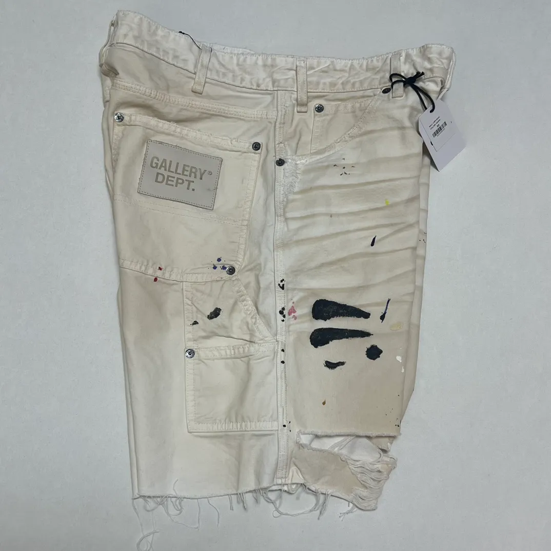 GALLERY DEPT. FLEA CARPENTER SHORTS Ink-cut knife-cut mud-dyed denim shorts. Destroy VINTAGE distressed denim shorts. Distressed white S-XL. Rewashed cement-dyed to make it old. Knife cut holes. Cat whiskers are worn. Customized full set with logo accessories. Purely handmade acrylic splash-ink graffiti.